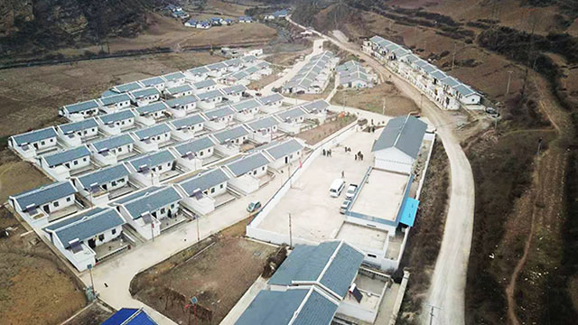 新春走軍營丨半山腰掃視涼山打古洛村，舊屋新居對比明顯