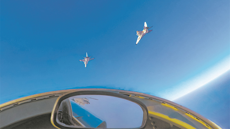 戰(zhàn)鷹掠云端！海軍航空兵某旅開展對(duì)地攻擊訓(xùn)練影像