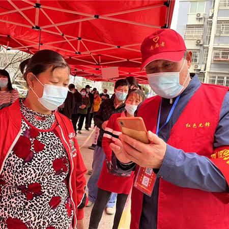 “橄欖綠”化身“志愿紅”！疫情當(dāng)前，他們堅(jiān)守抗疫一線