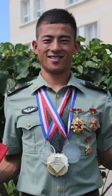 撒占才，你被人民日?qǐng)?bào)點(diǎn)名表揚(yáng)了！