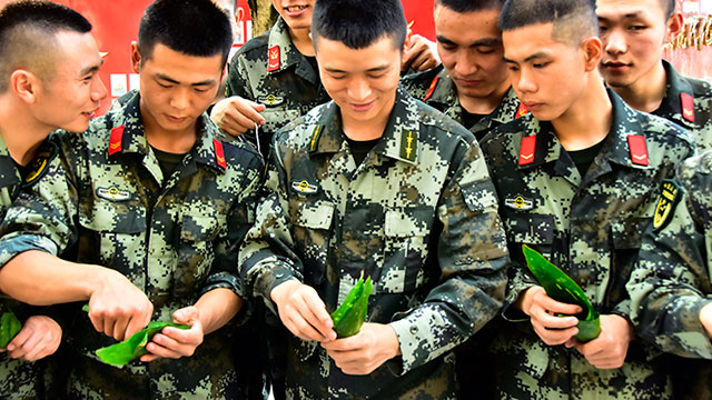 組圖丨軍營“粽”動員 ,“粽”有一個(gè)味道屬于你
