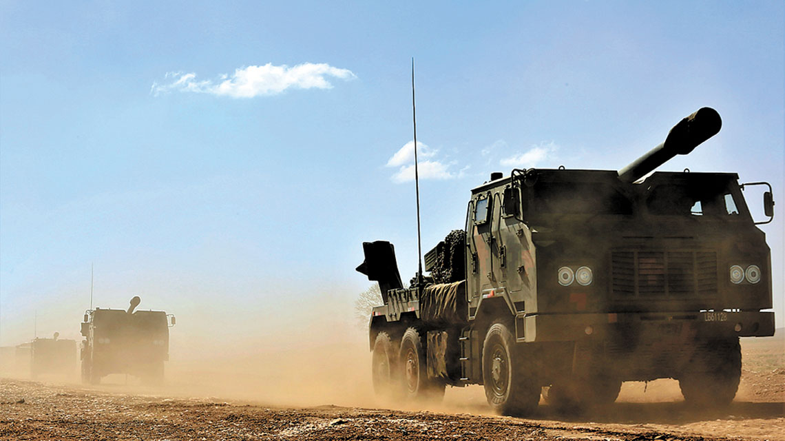 黃沙漫天炮聲隆?。∫粓鰧?shí)兵實(shí)彈演練在西北大漠震撼展開