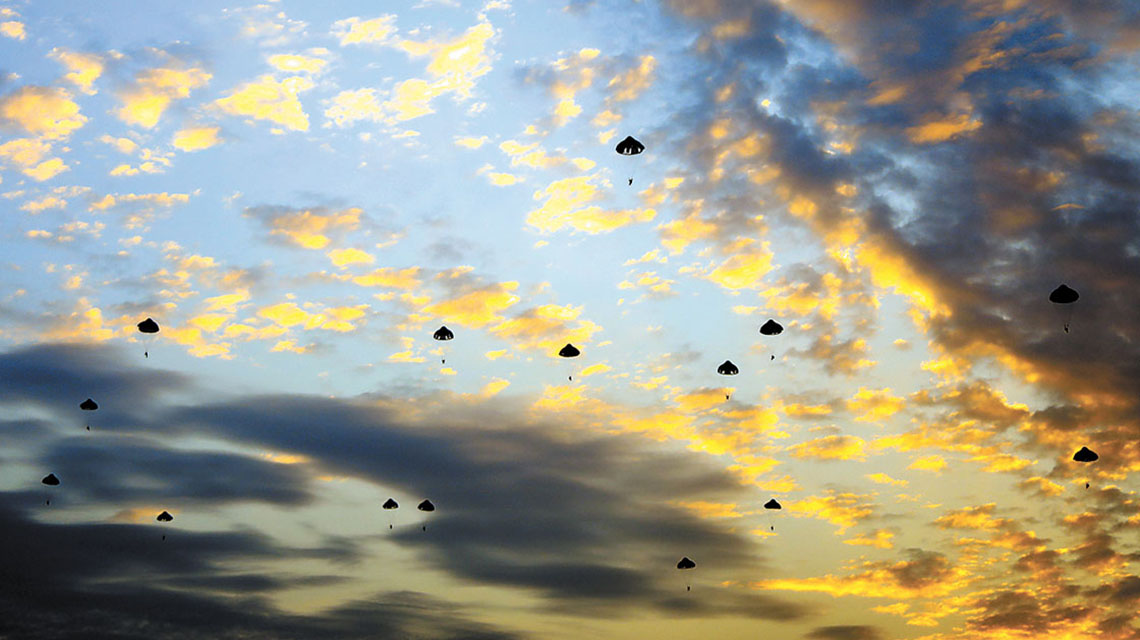 傘兵突擊！一場跨晝夜成建制武裝集群跳傘訓(xùn)練拉開帷幕