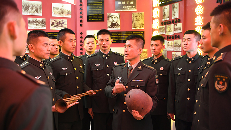 楊德龍為官兵講紅色故事。