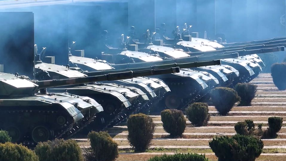 帥炸了！一起來看 數(shù)臺坦克整裝出庫