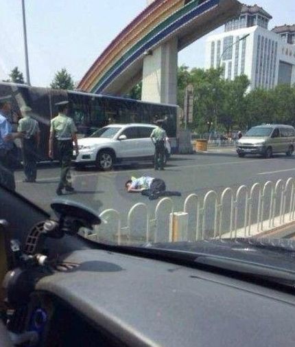 無(wú)牌奧迪車將執(zhí)勤交警撞飛